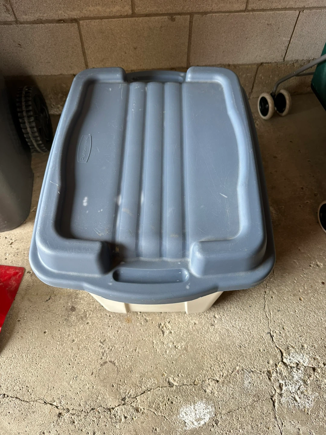 Rubbermaid Storage Bin with Lid - photo 3