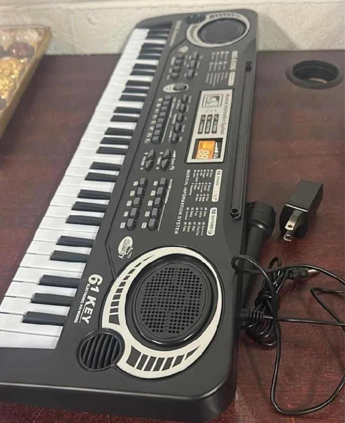 New in Box 61 Key Piano Keyboard for Beginners w/ mic - photo 3