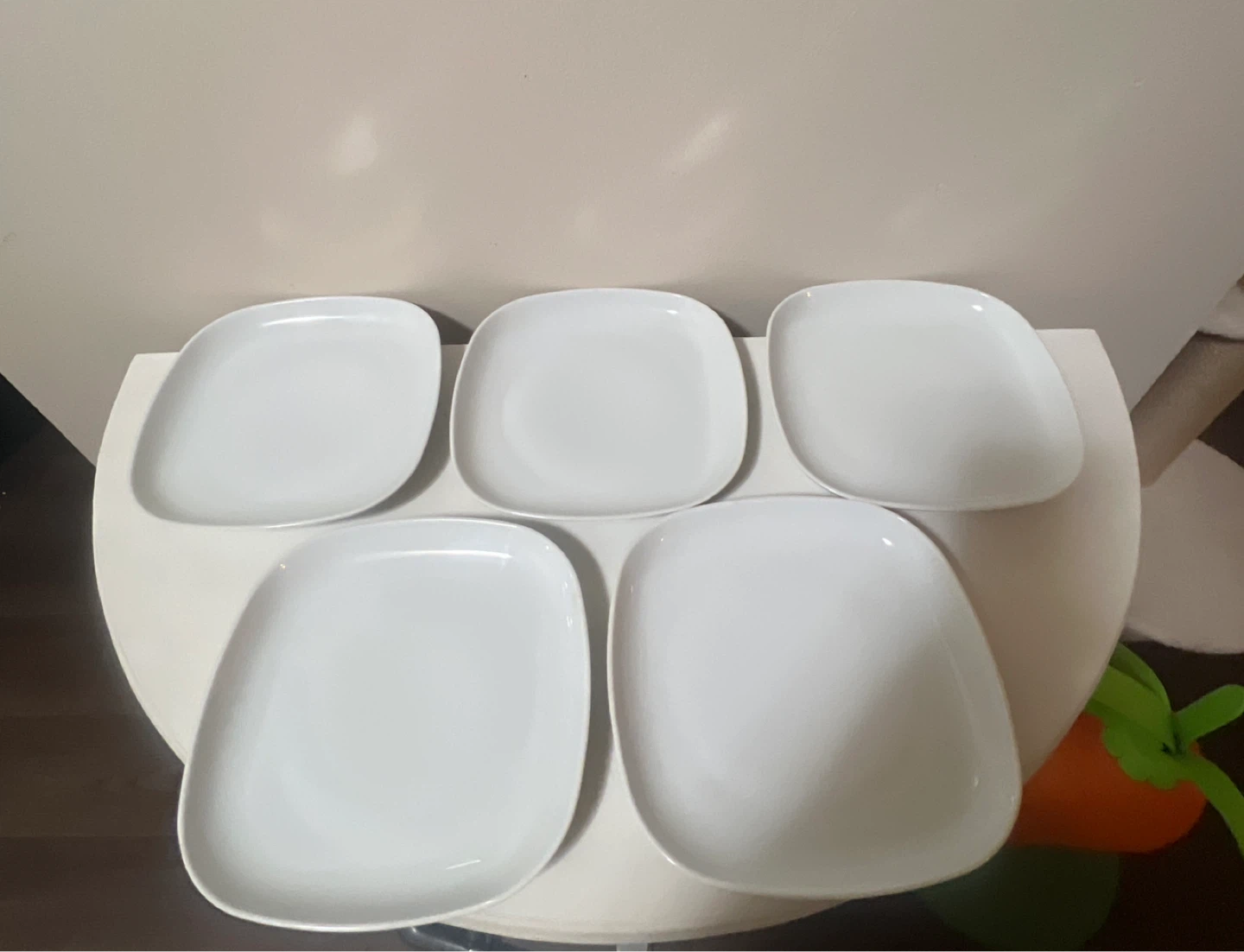 5 Side Plates / Saucers
