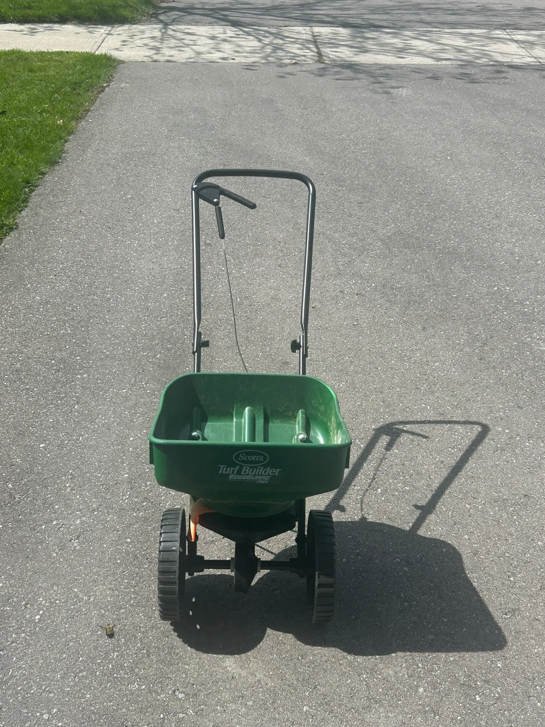 Scotts Turf Builder Broadcast Spreader