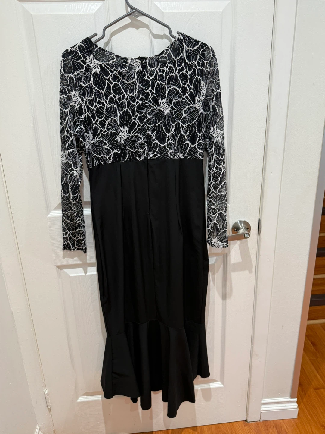 Elegant Black and White Floral Dress - photo 3