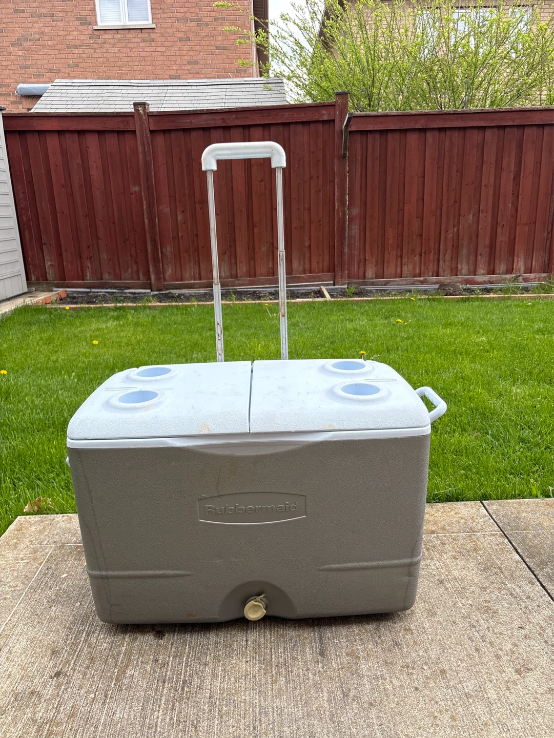 Rubbermaid Rolling Cooler with Lid