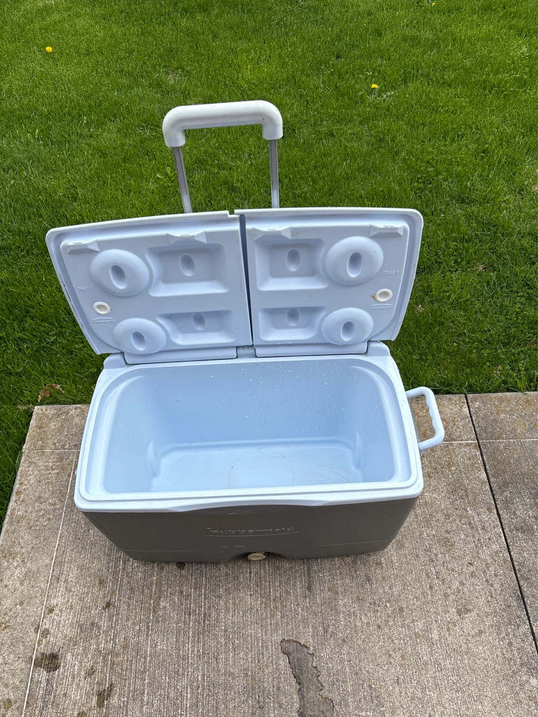 Rubbermaid Rolling Cooler with Lid - photo 2