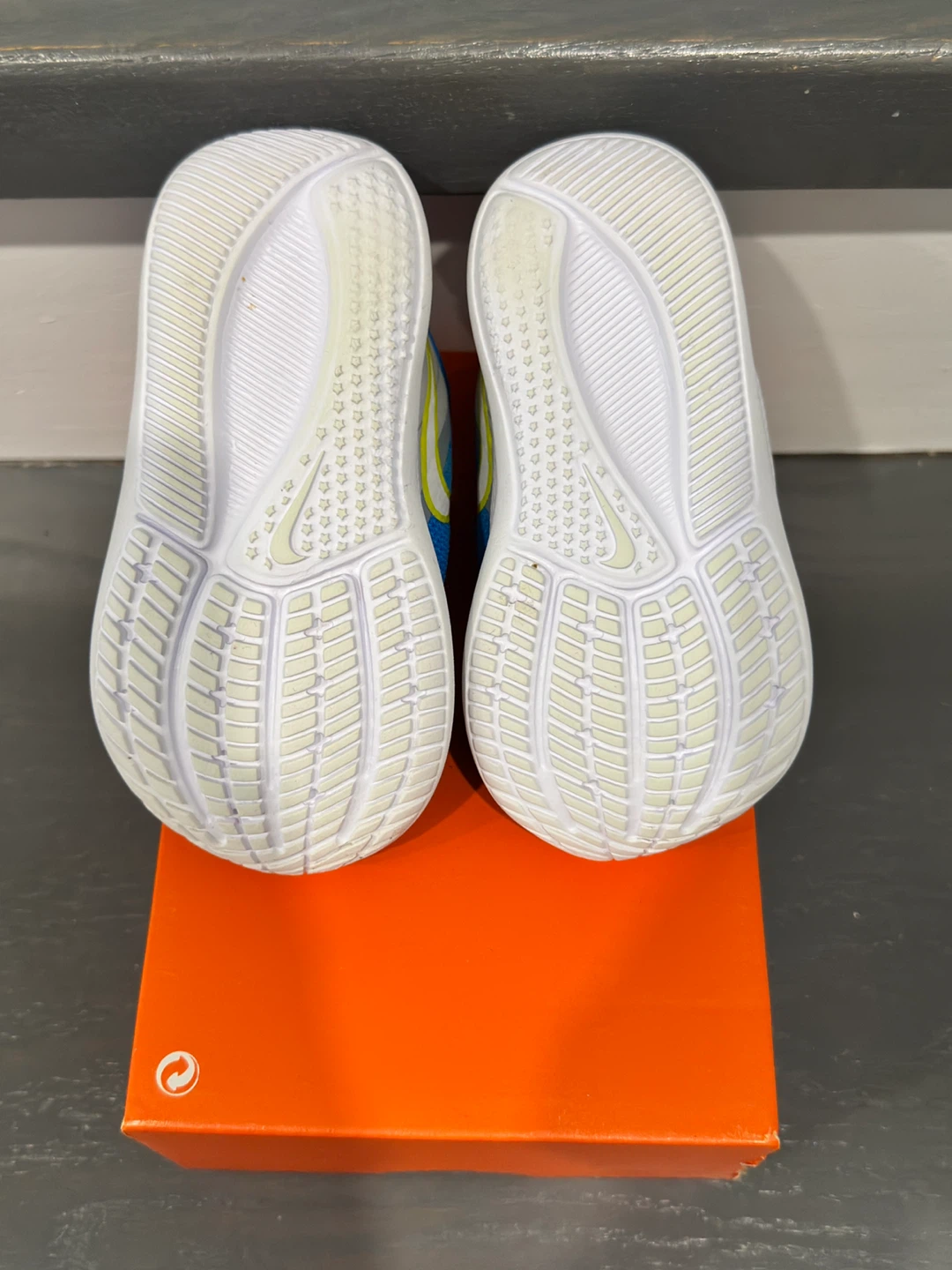 Nike baby shoes runners size 5C - photo 4