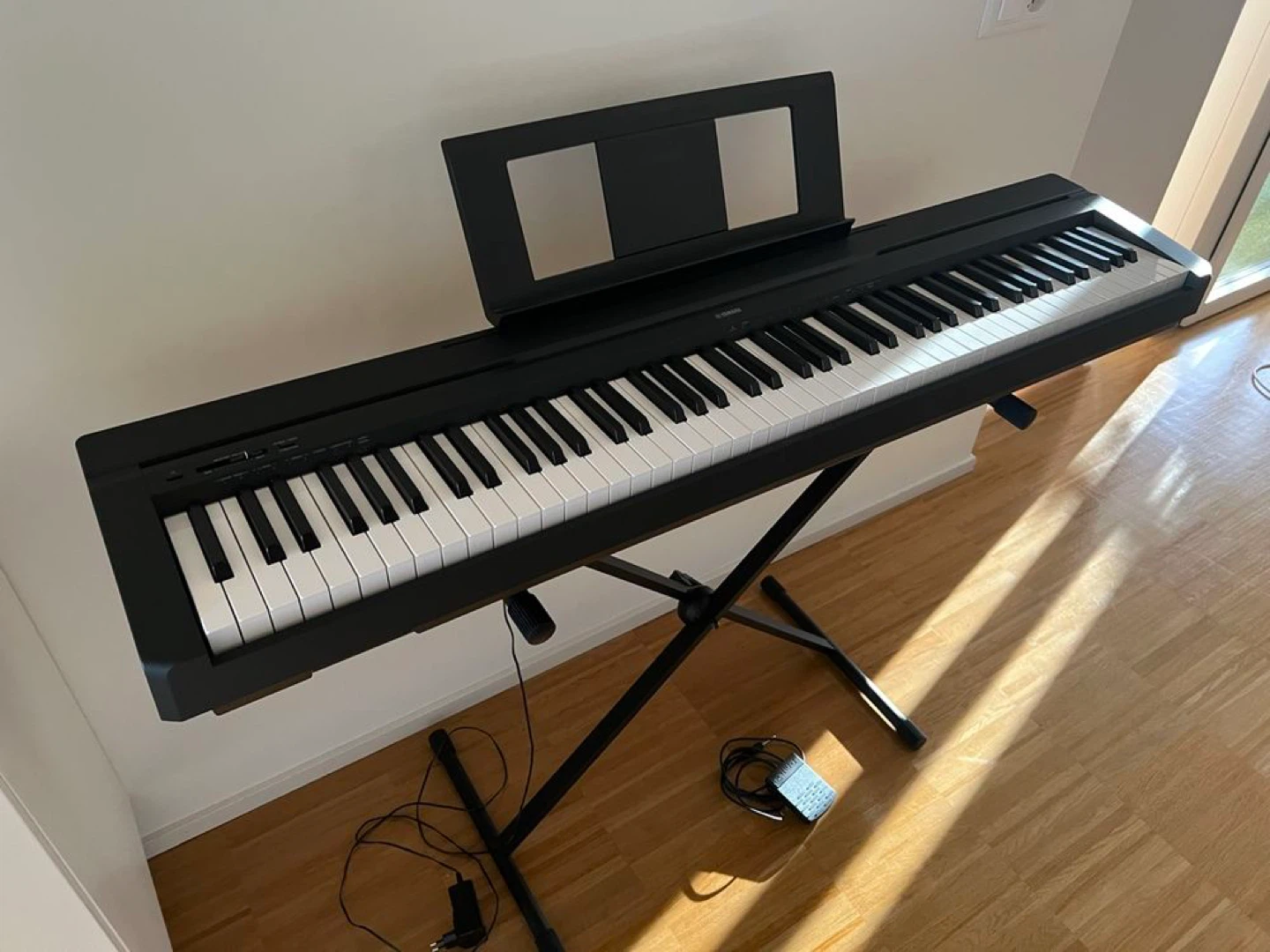 Yamaha P105 Piano with stand & pedal (88 weighted keys)