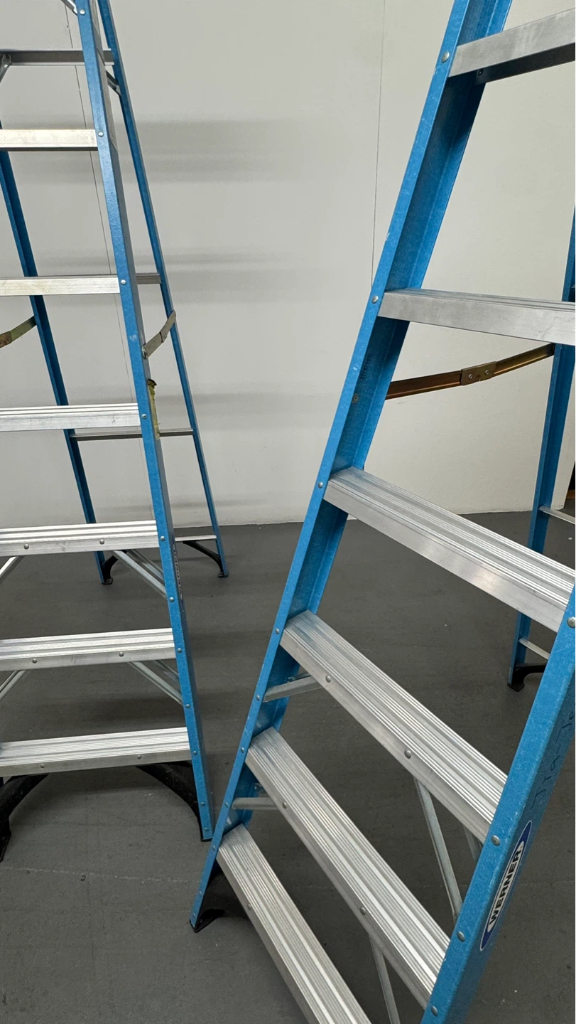 Werner 8 ft. Fiberglass Step Ladder with 250 lb. Load Capacity - photo 2