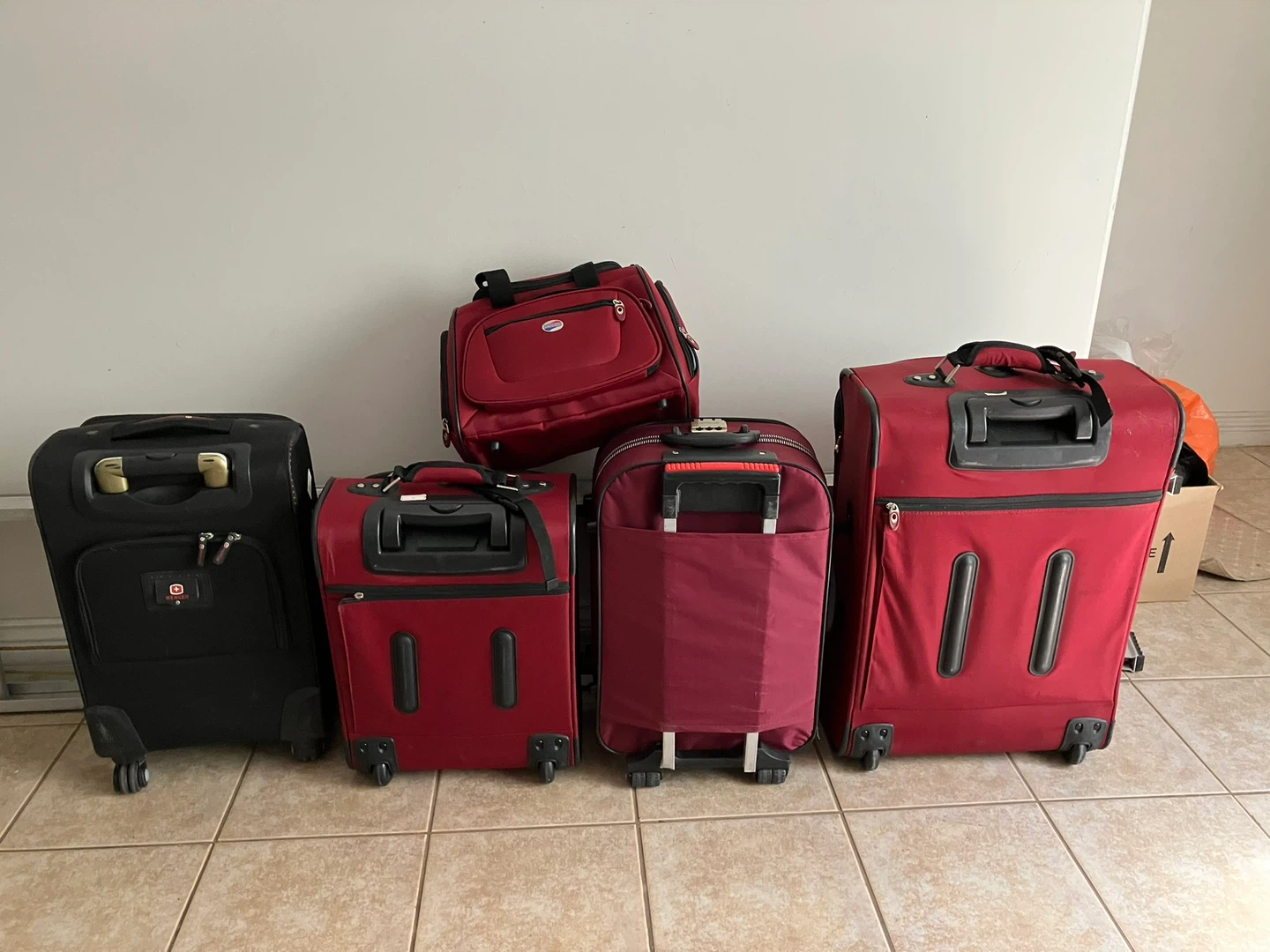 Set of 5 Red and Black Luggage Bags - photo 2