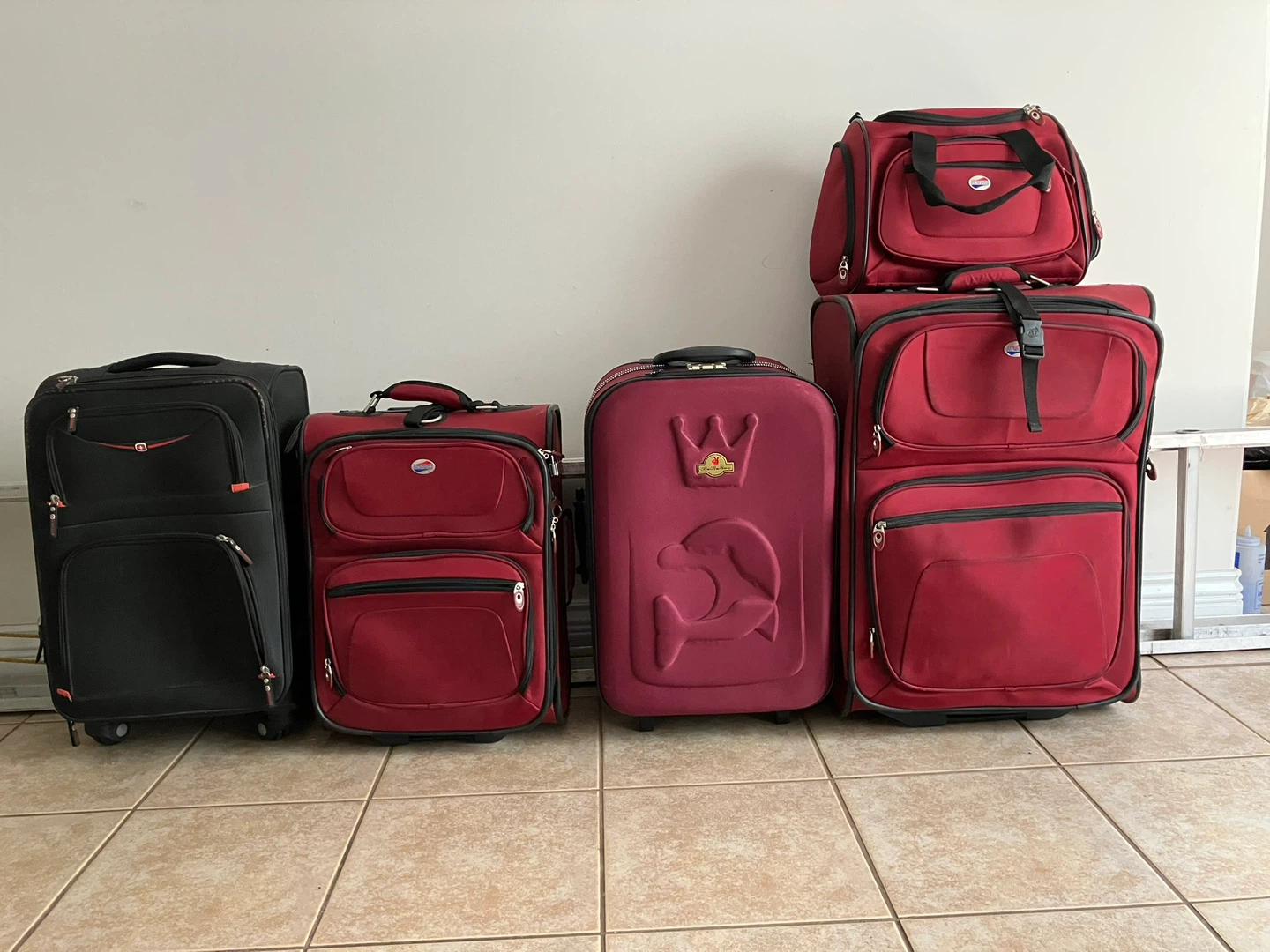 Set of 5 Red and Black Luggage Bags - photo 4