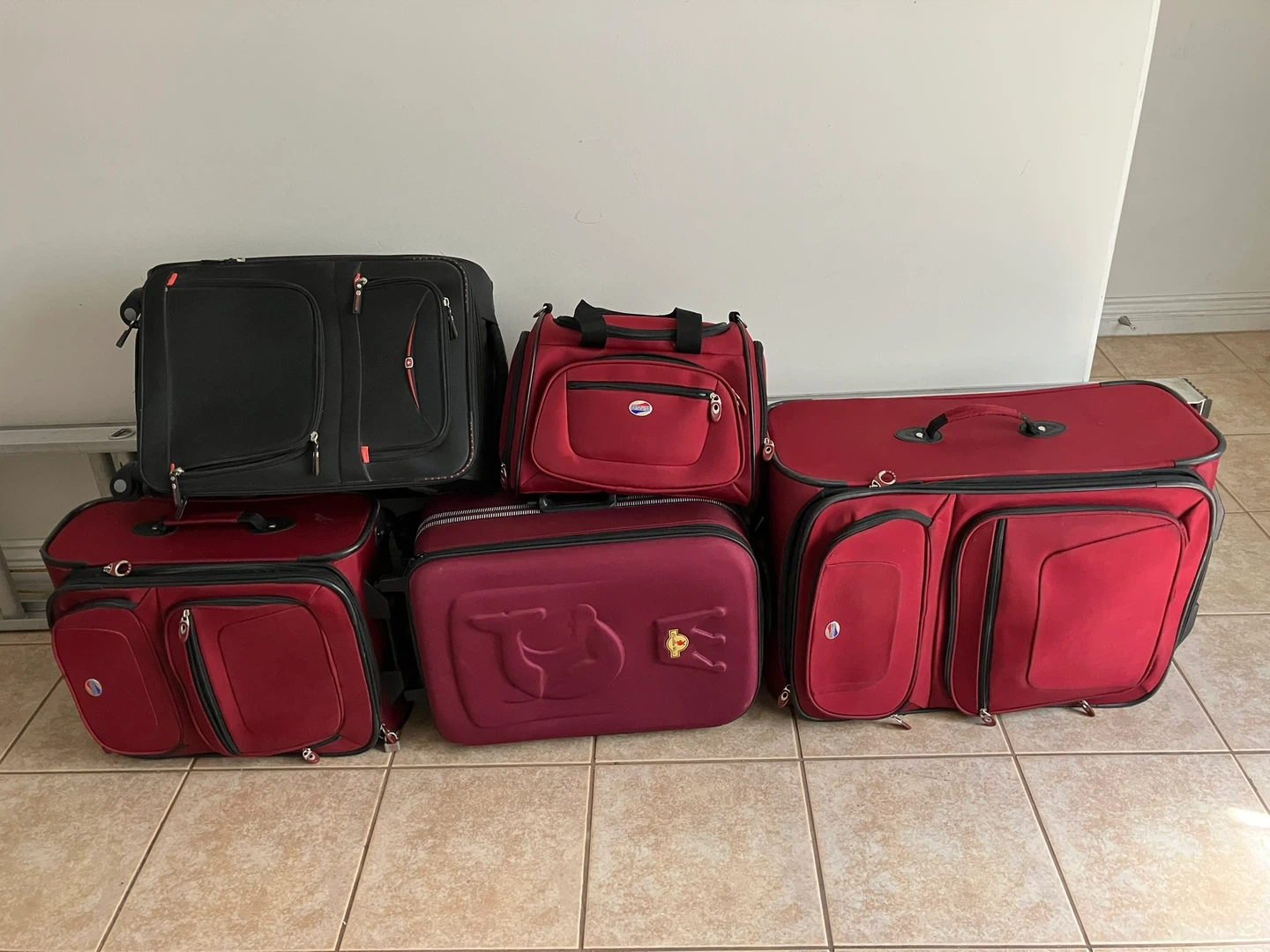Set of 5 Red and Black Luggage Bags - photo 5