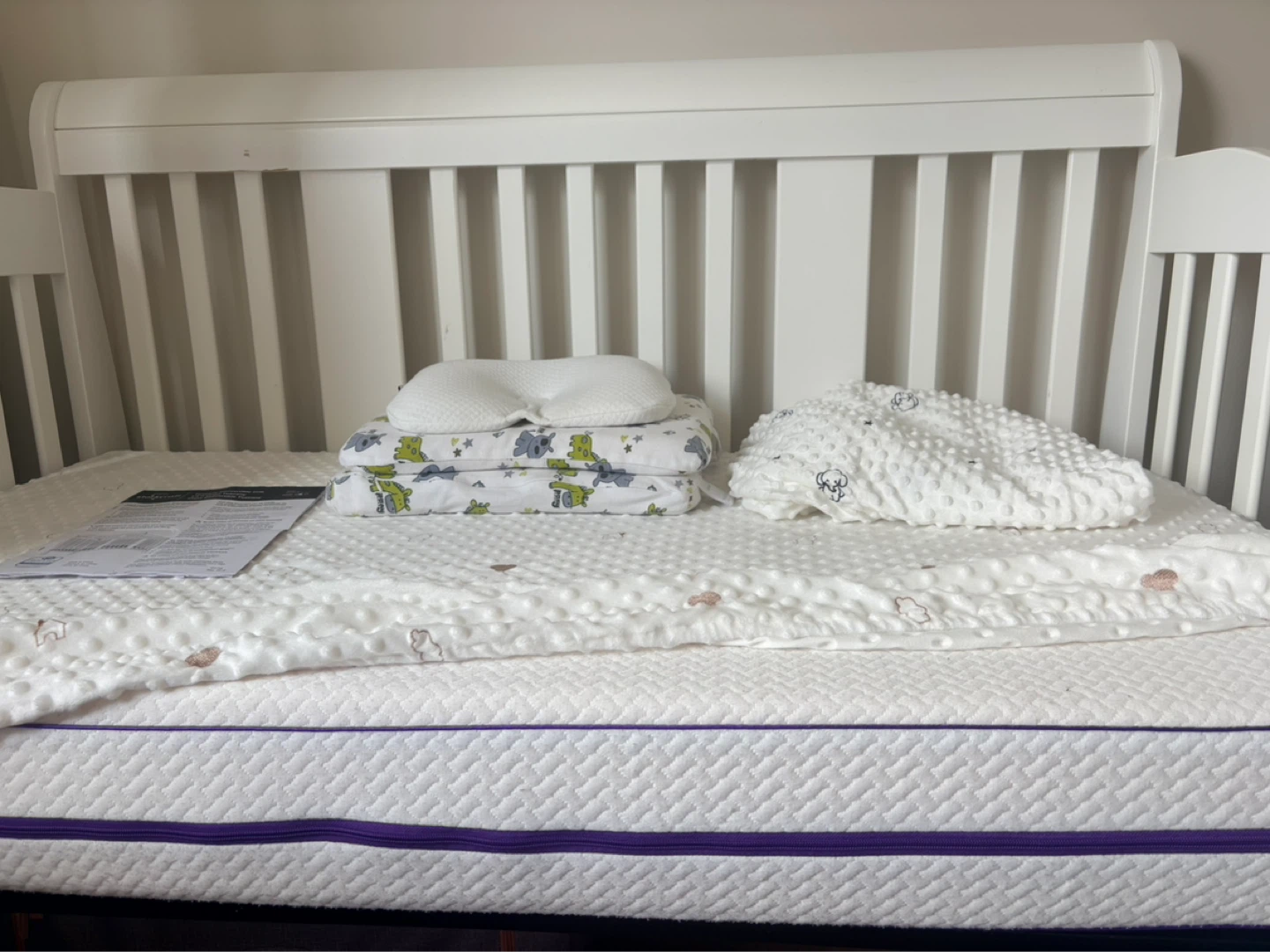 Convertible Crib, with mattress & covers, and 3 baby pillows - photo 2