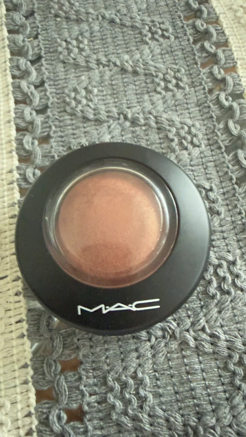 MAC Love Joy Mineralize Blush shade AA4