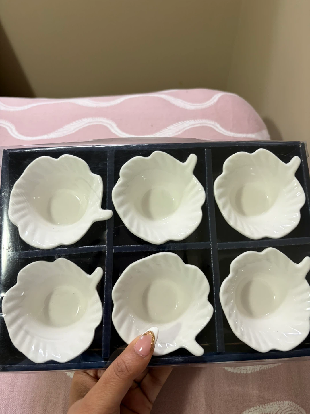 Set of 6 White Leaf-Shaped Serving Dishes