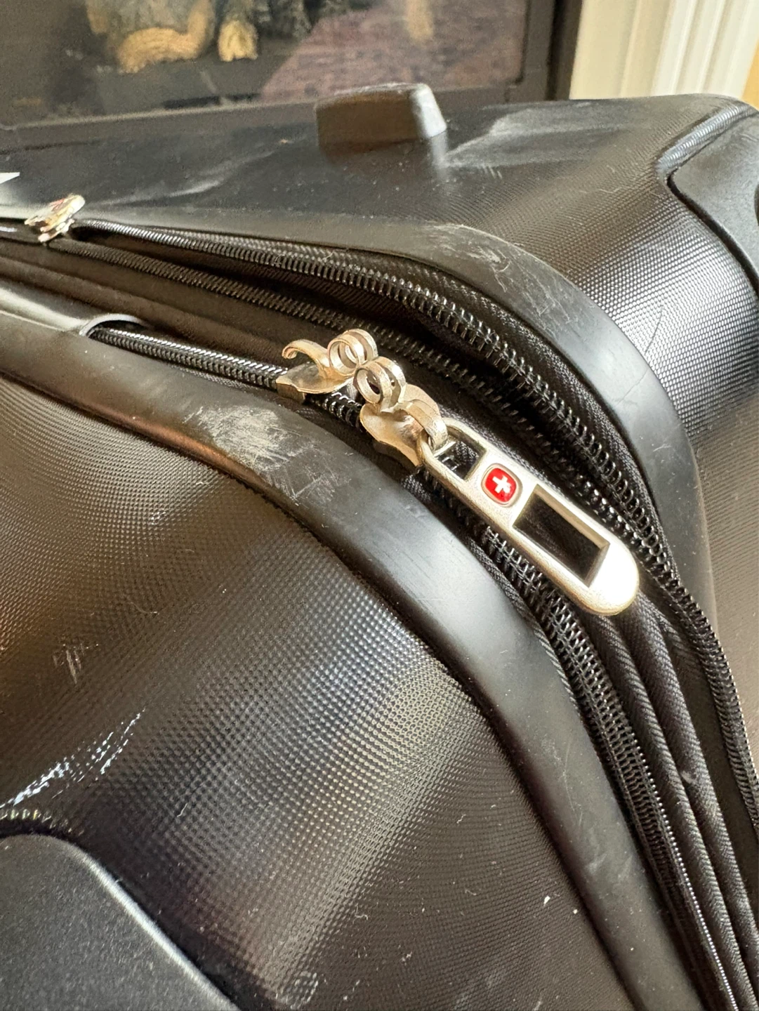 Swiss Gear Black Luggage legs don’t work smooth  size 19x11x29 - photo 4