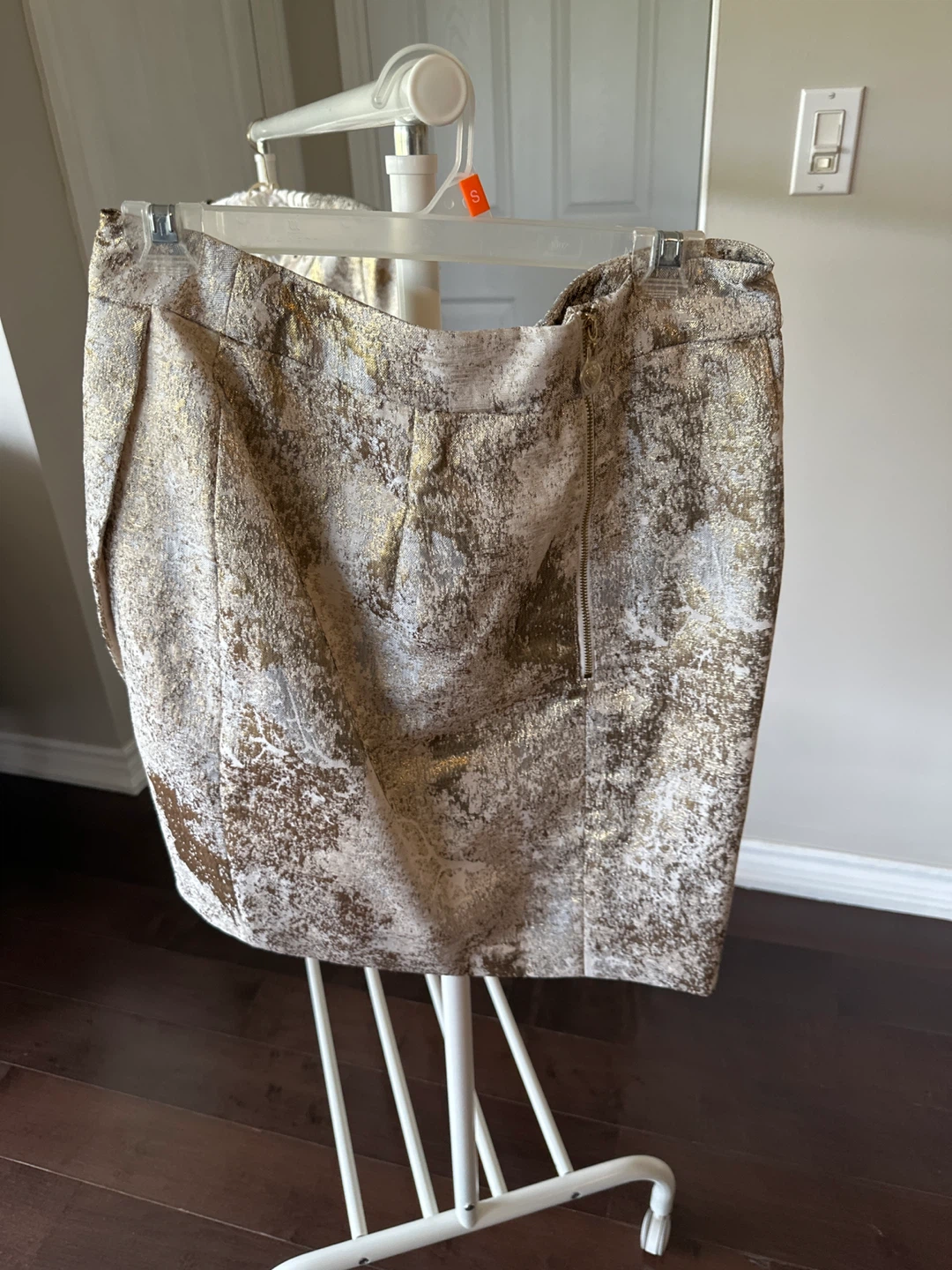 Yumi Gold & White Metallic Patterned Skirt and Top Set - photo 4