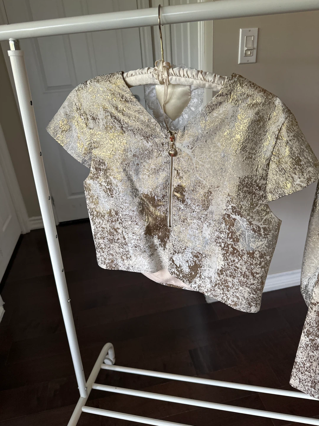 Yumi Gold & White Metallic Patterned Skirt and Top Set - photo 2