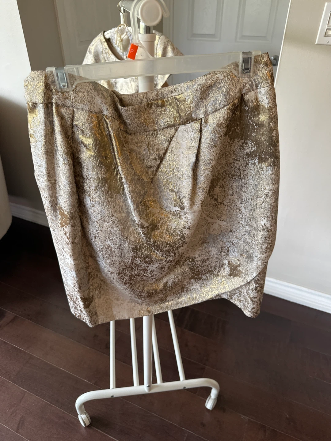 Yumi Gold & White Metallic Patterned Skirt and Top Set - photo 5