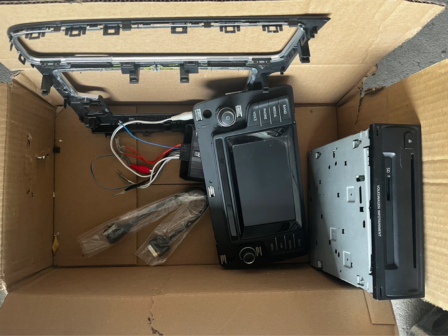 Volkswagen Infotainment System with SD Card Slot - photo 4