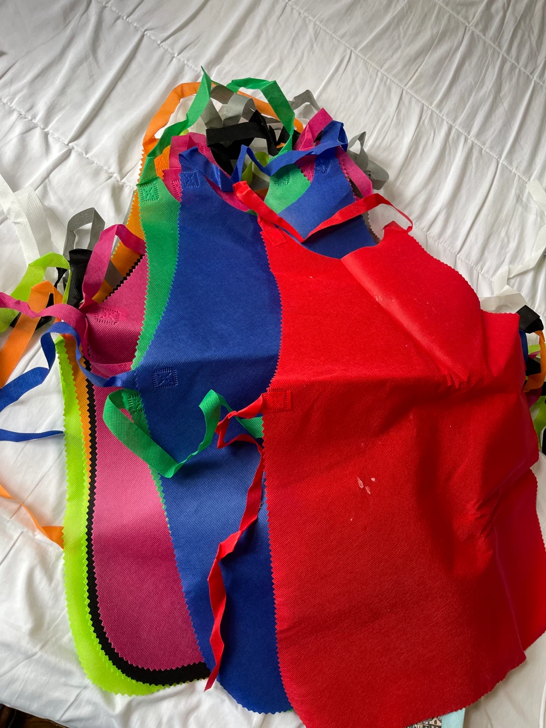 14 Assorted Colourful Non-Woven kids aprons! - photo 2