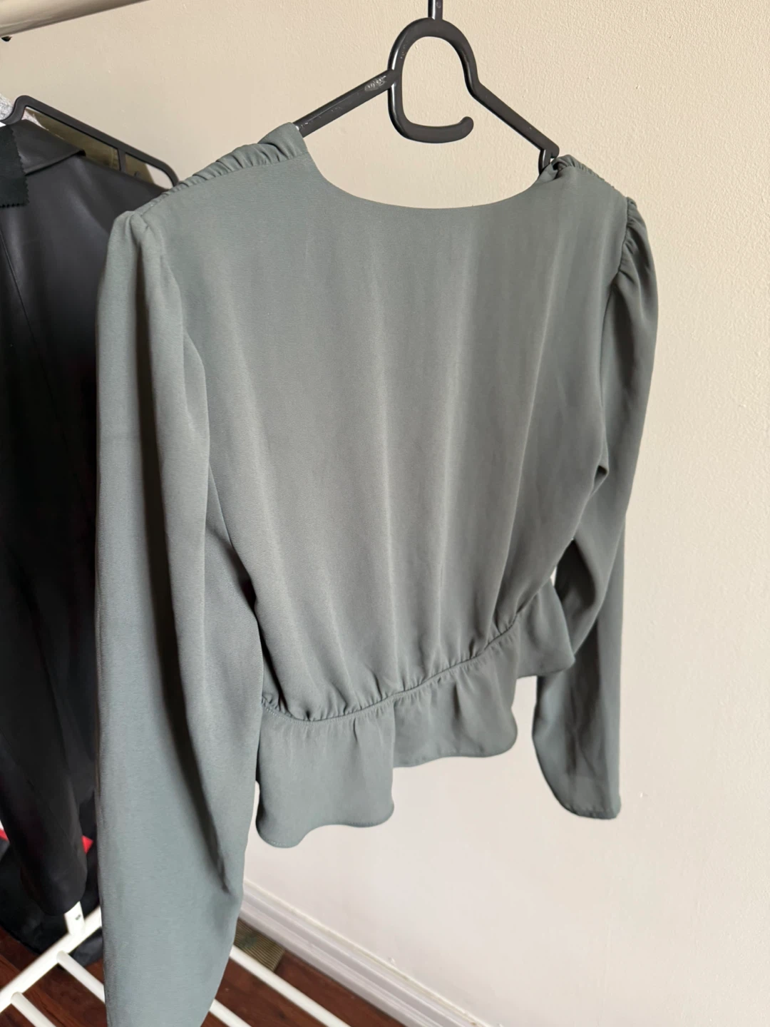 Aritzia / Sunday Best Sage Green Tie-Front Blouse - XS - photo 4