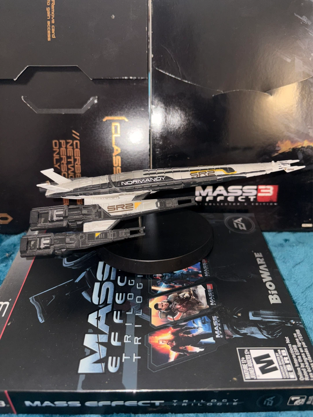 Mass Effect Collectors Edition Bundle: Art + Games [PS3]