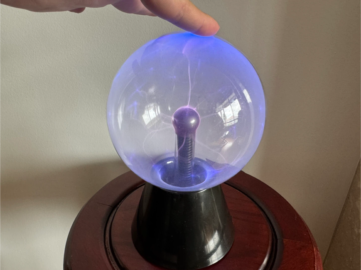 Interactive 6″ Plasma Ball – Purple with Black Base - photo 2