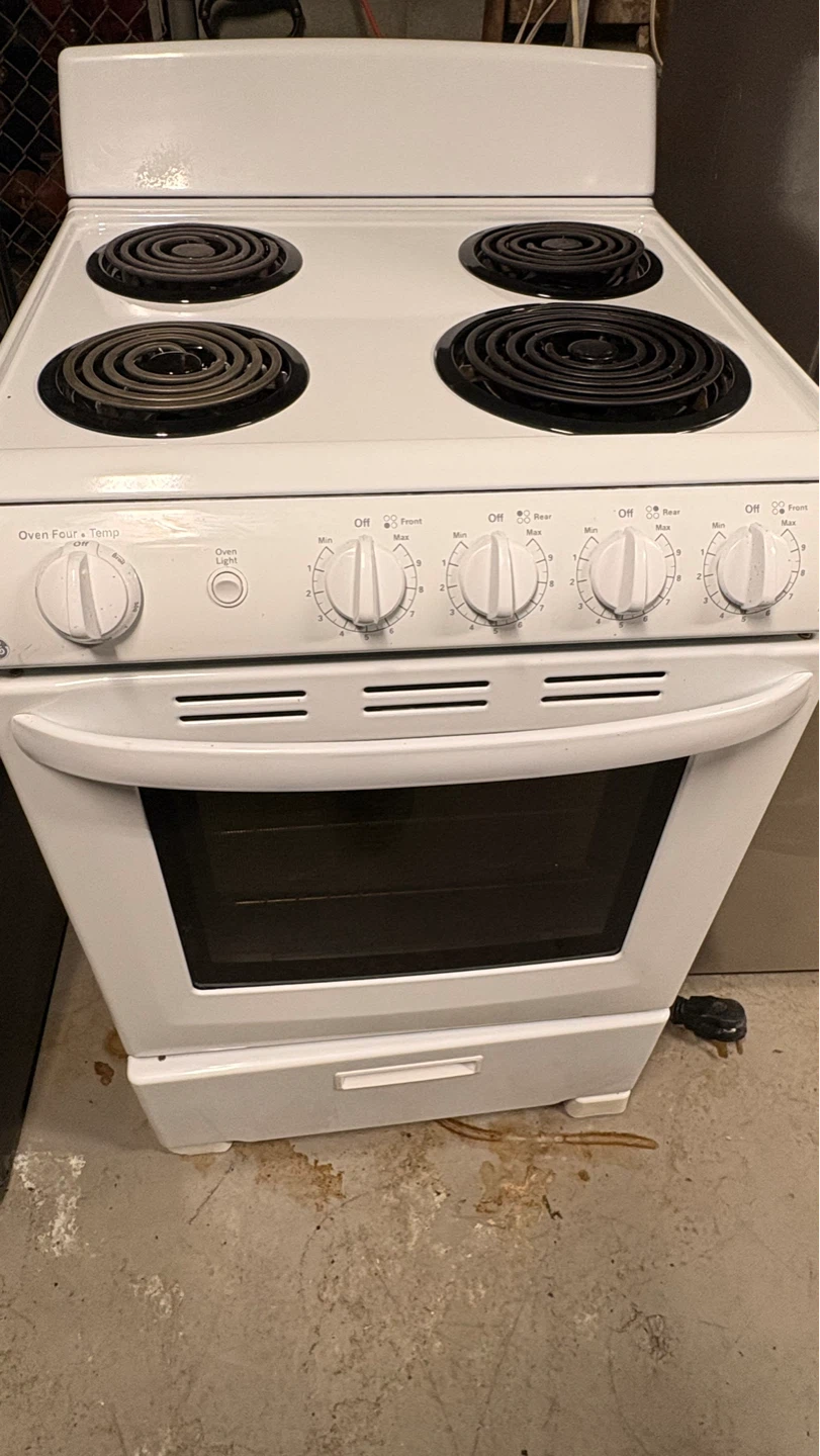 White GE Electric Coil Top Stove with Oven - photo 4