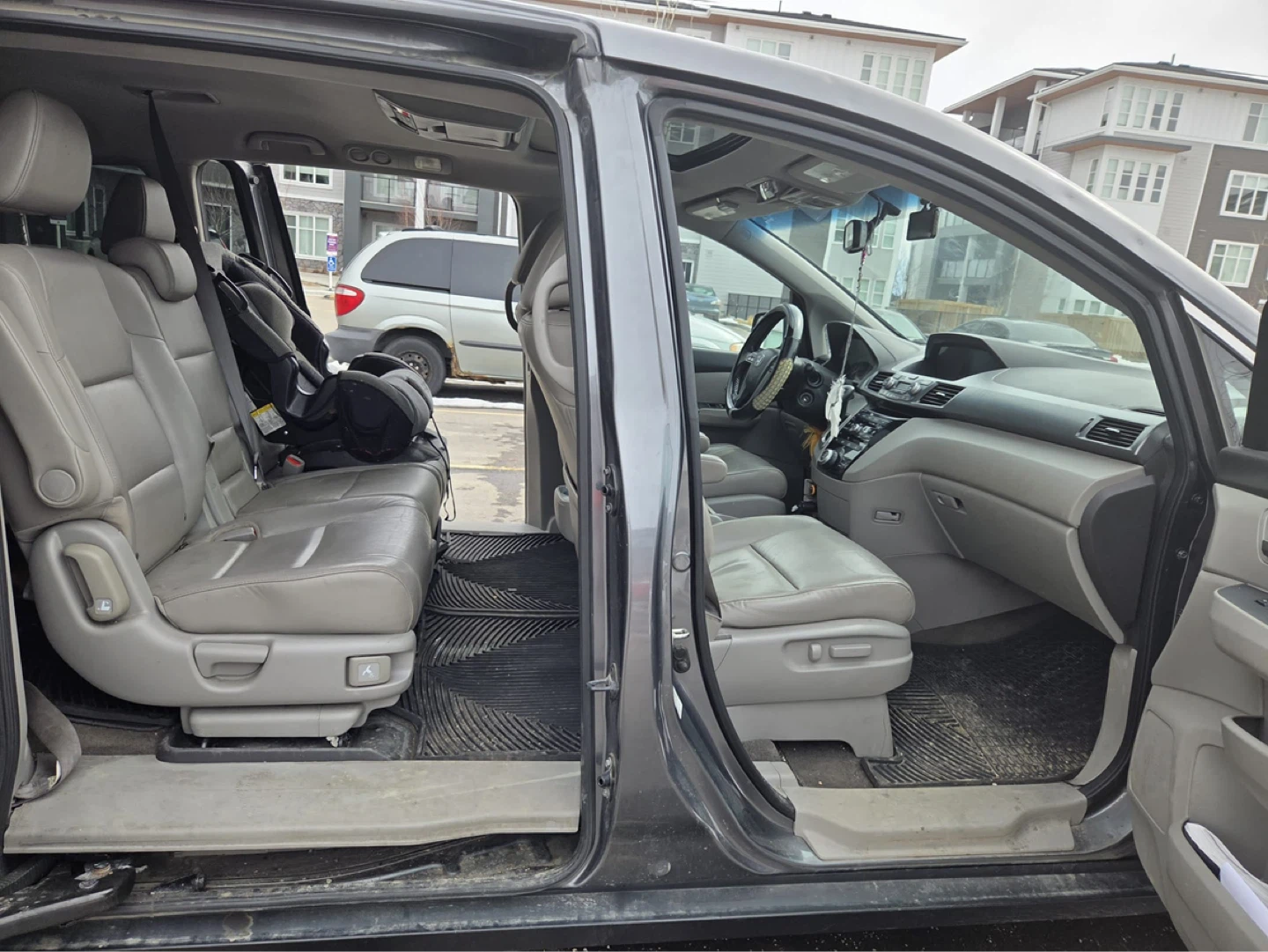 Grey Honda Odyssey Minivan 2012 - photo 3