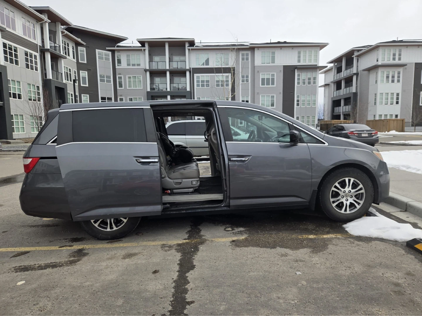 Grey Honda Odyssey Minivan 2012 - photo 2