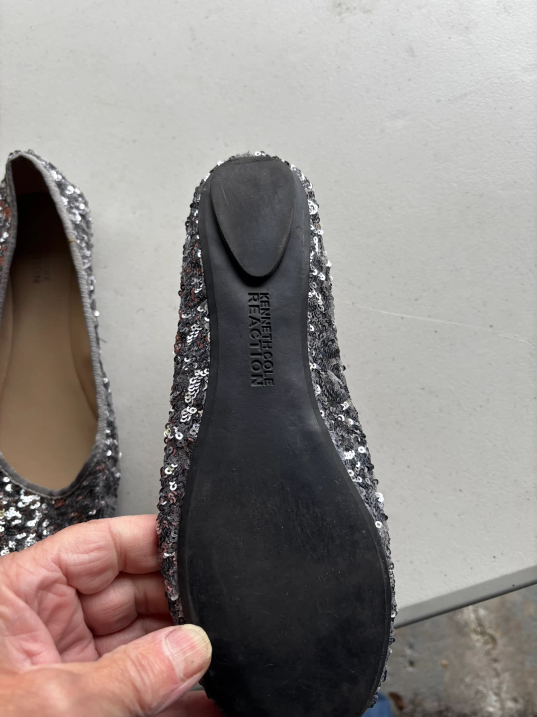 Kenneth Cole Reaction Silver Sequin Flats Size 8.5 - photo 4