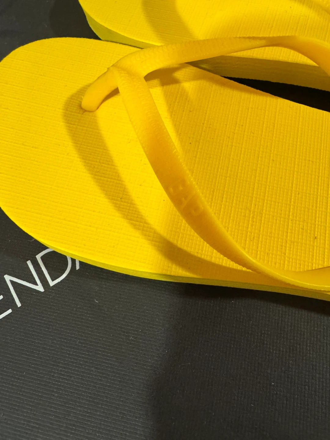 Brand New Gap Yellow Flip Flops Size 8 - photo 2