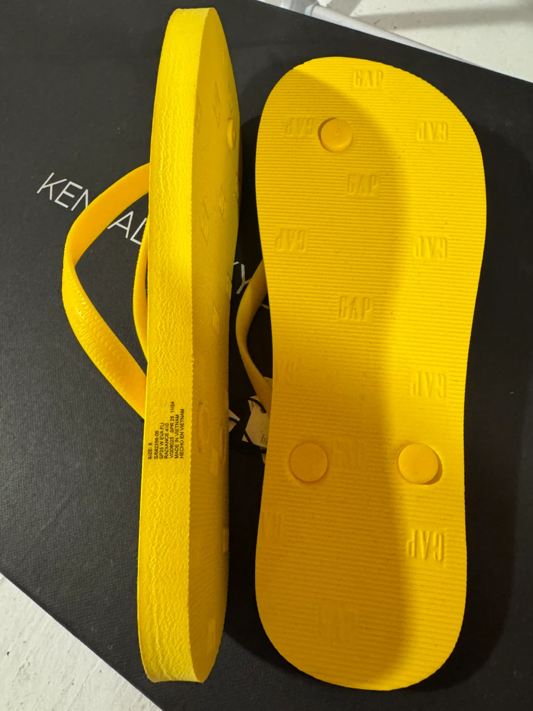 Brand New Gap Yellow Flip Flops Size 8 - photo 4