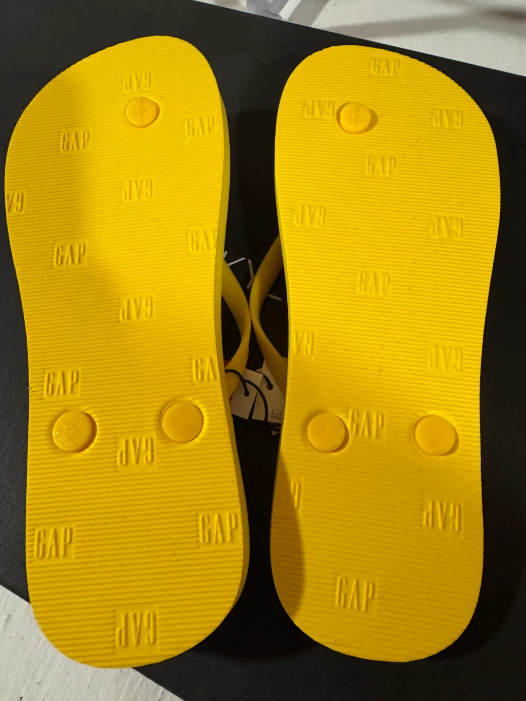 Brand New Gap Yellow Flip Flops Size 8 - photo 5