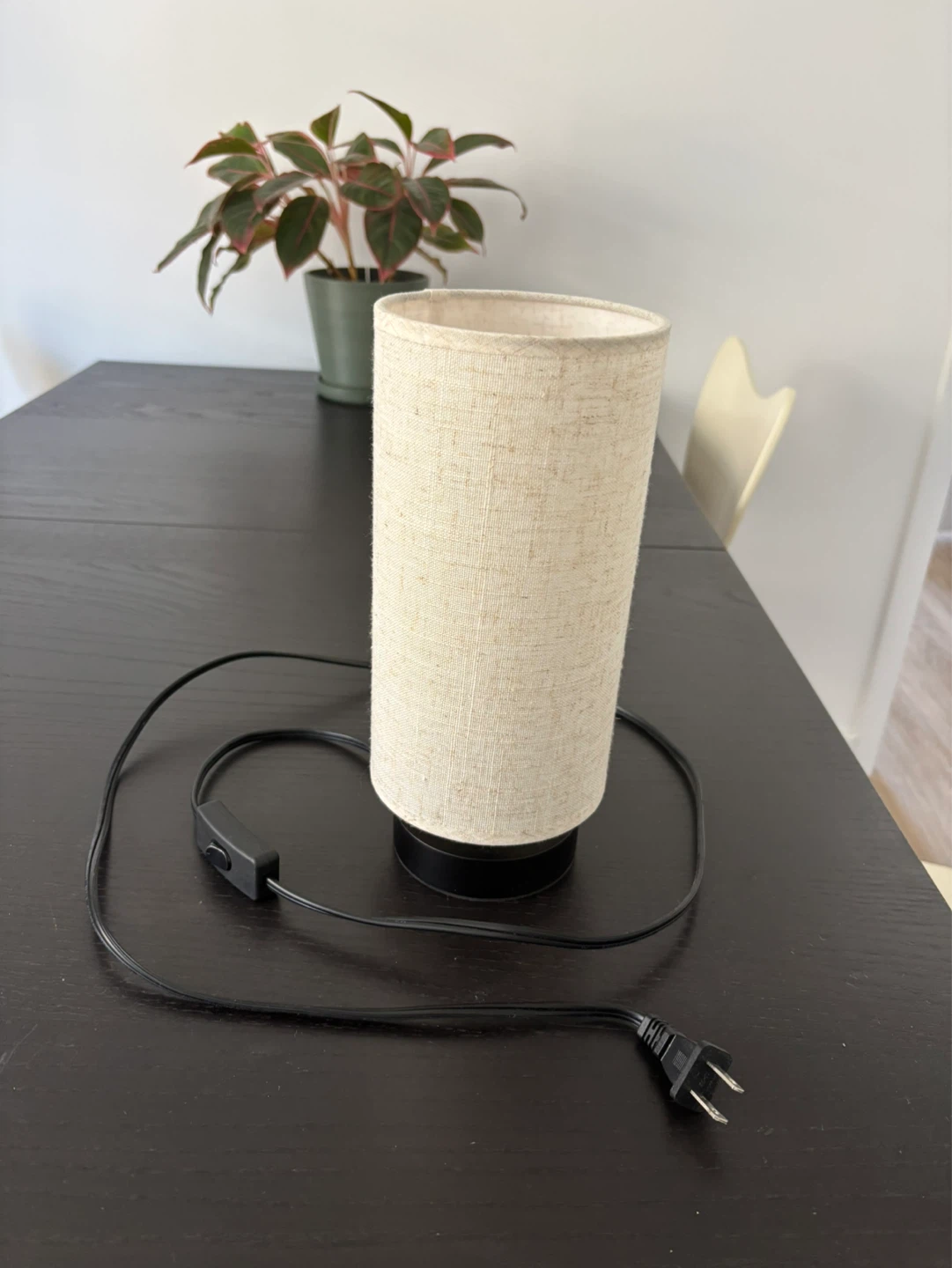Cylindrical Table Lamp with Bulb