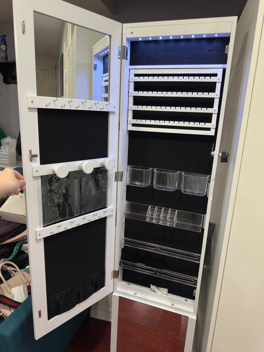 8 LEDS Jewelry cabinet