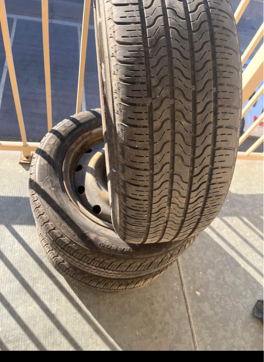 All season Set of 3(three)used tires (215 60 R16) - photo 2
