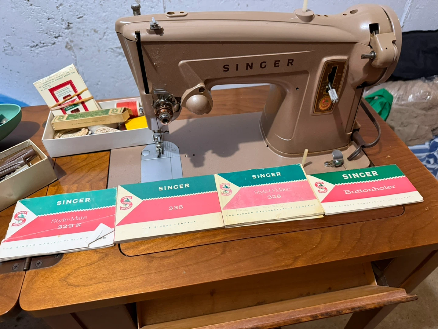Singer Sewing Machine with Accessories - photo 3