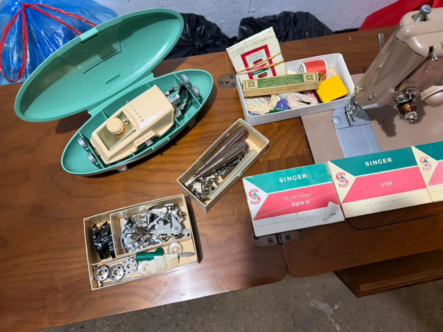 Singer Sewing Machine with Accessories - photo 4