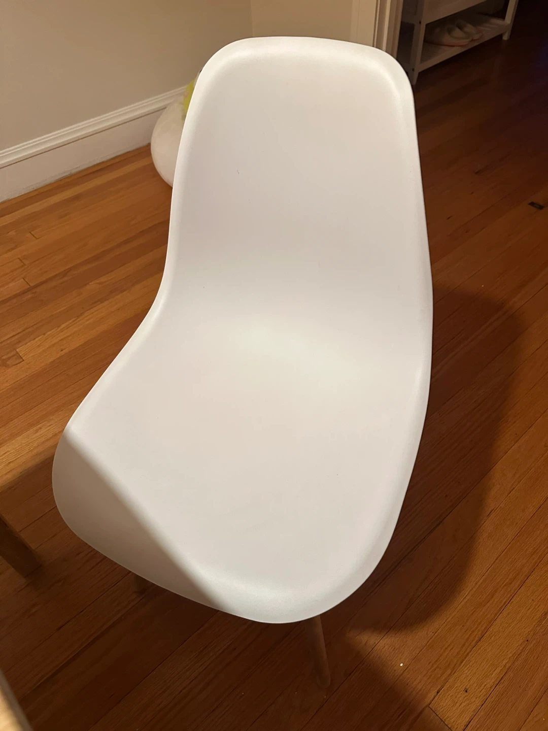 White Molded Accent Chair with Wooden Legs - photo 5
