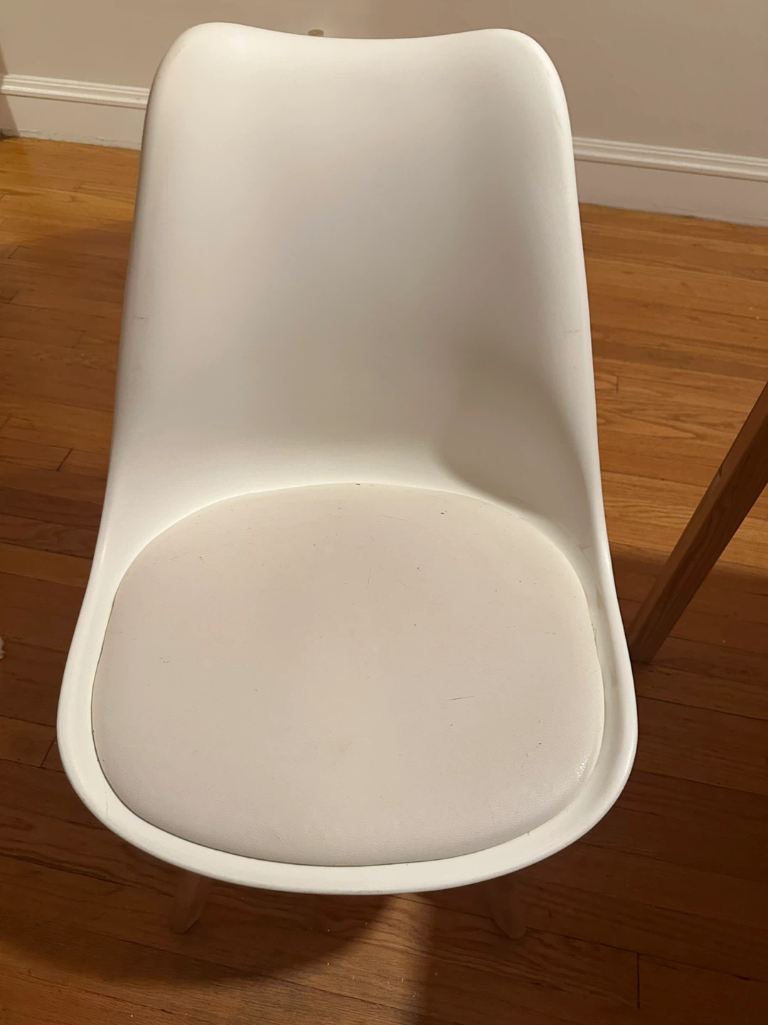 White Molded Accent Chair with Wooden Legs - photo 4