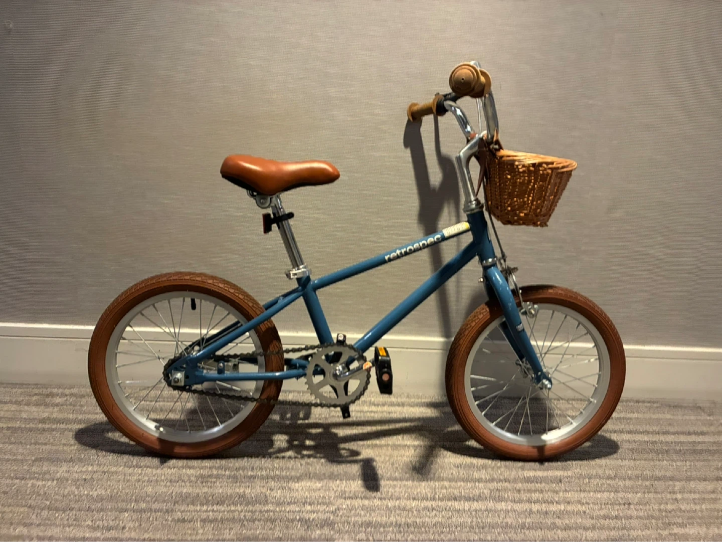 Retrospec Big Kids Bike With wooden basket Blue Brown
