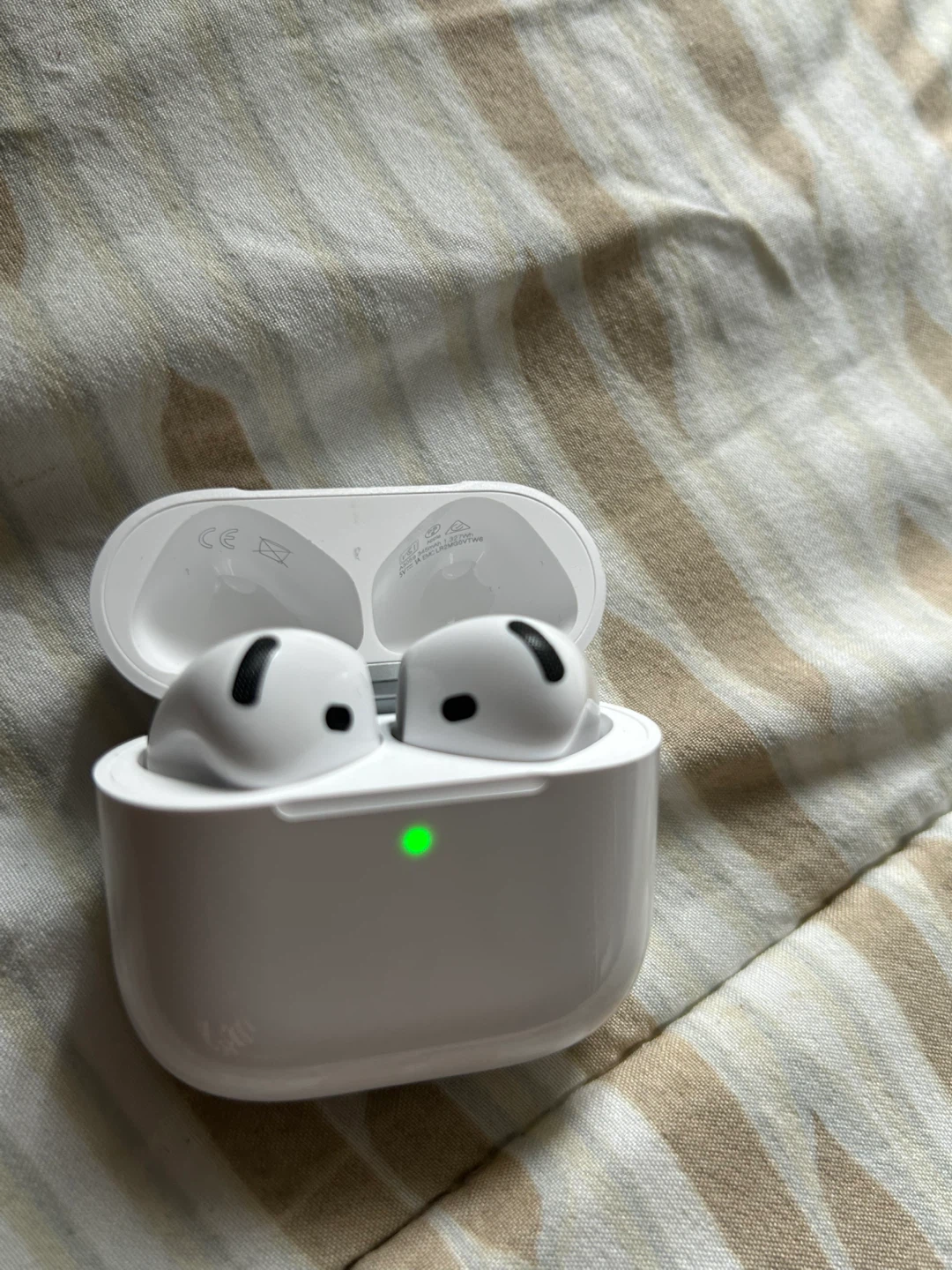 apple airpod 4s  with anc - photo 3