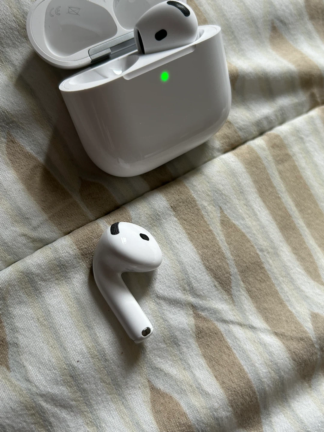 apple airpod 4s  with anc - photo 4