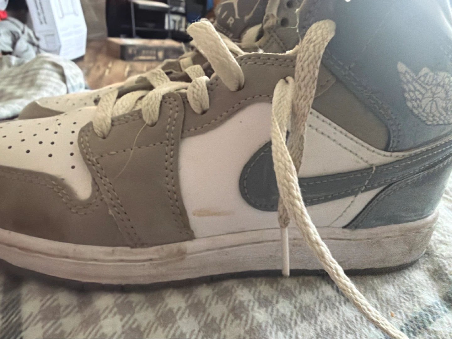Air Jordan 1 Mid SE Youth Size 4Y - photo 3