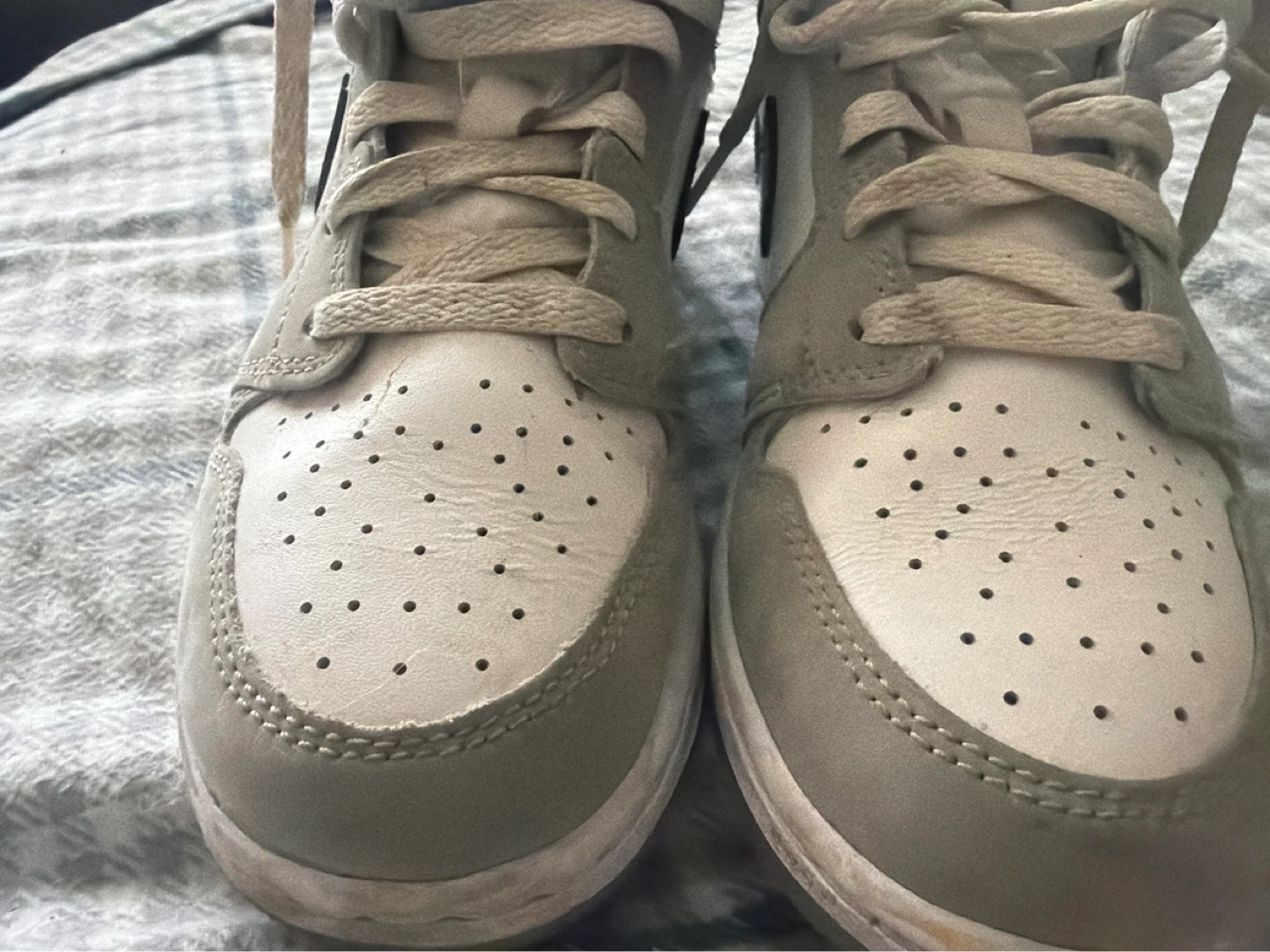 Air Jordan 1 Mid SE Youth Size 4Y - photo 2