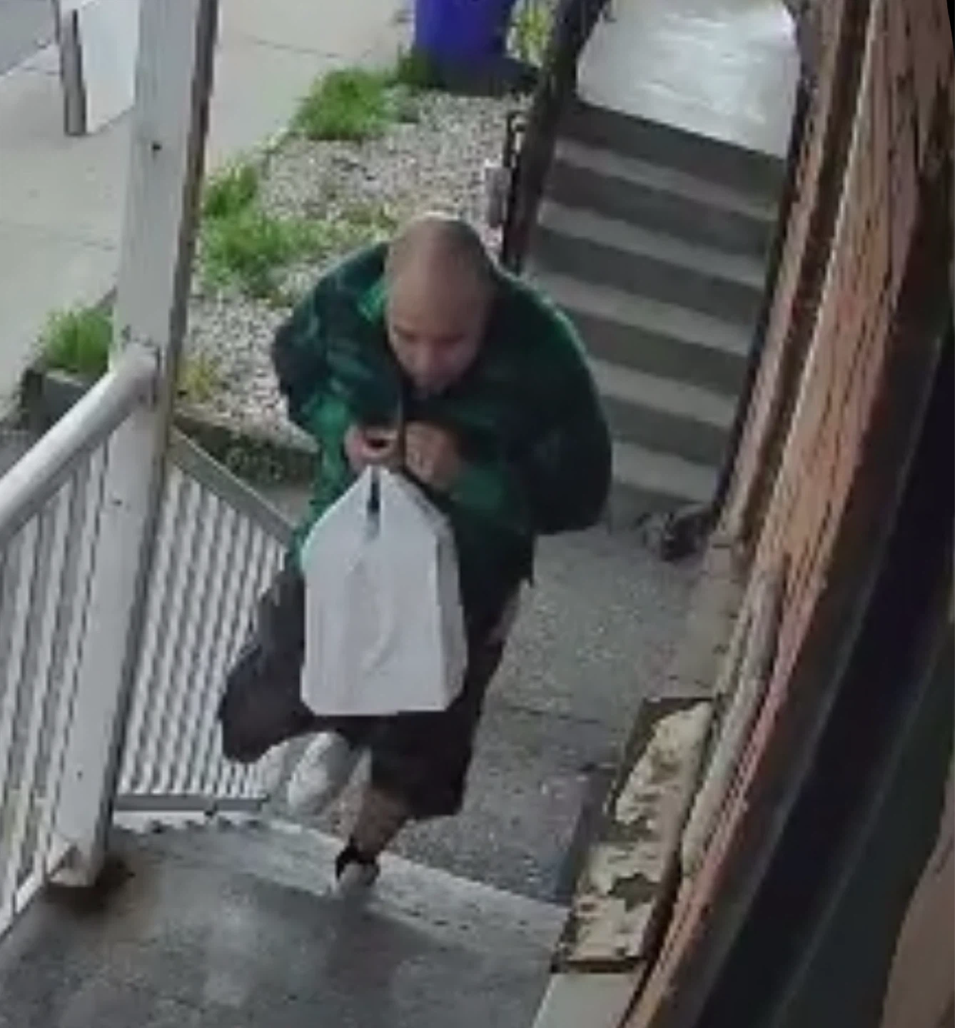 Porch Thief Alert ‼️🚨🚨🚨