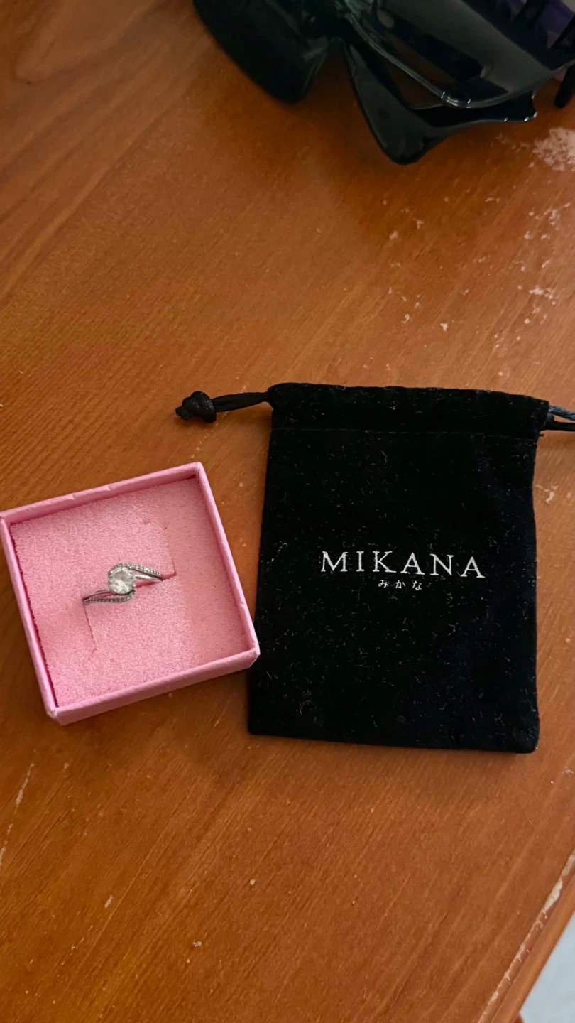 MIKANA Ring with Bag and Box