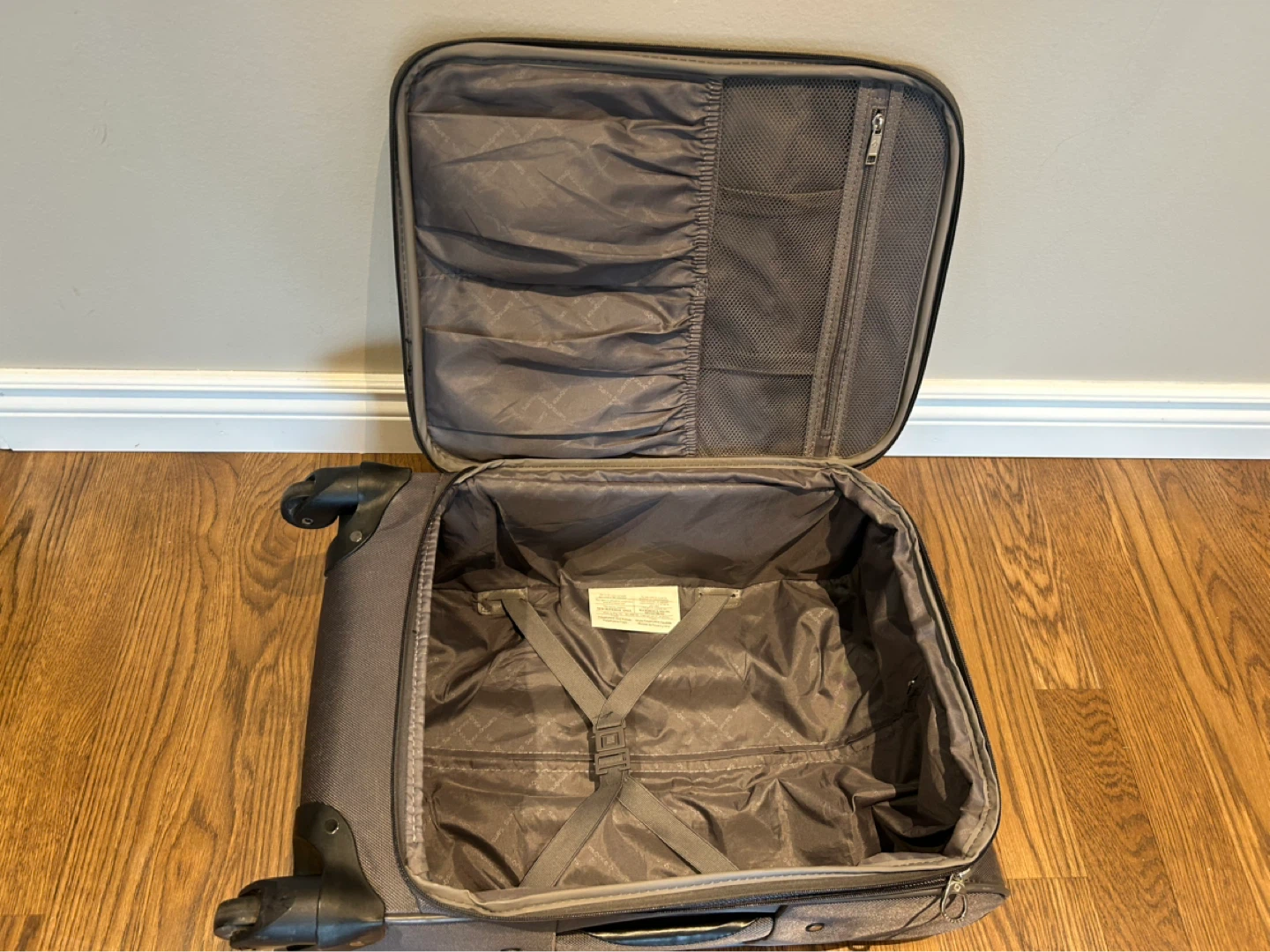 EXPANDABLE SAMSONITE 22” TALL SPINNER SUITCASE (SEE LISTING) - photo 3