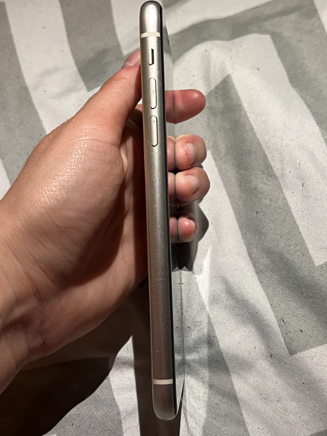 iPhone 11 with cracks. NO LOW BALLS OR IS THIS AVAILABLE - photo 2