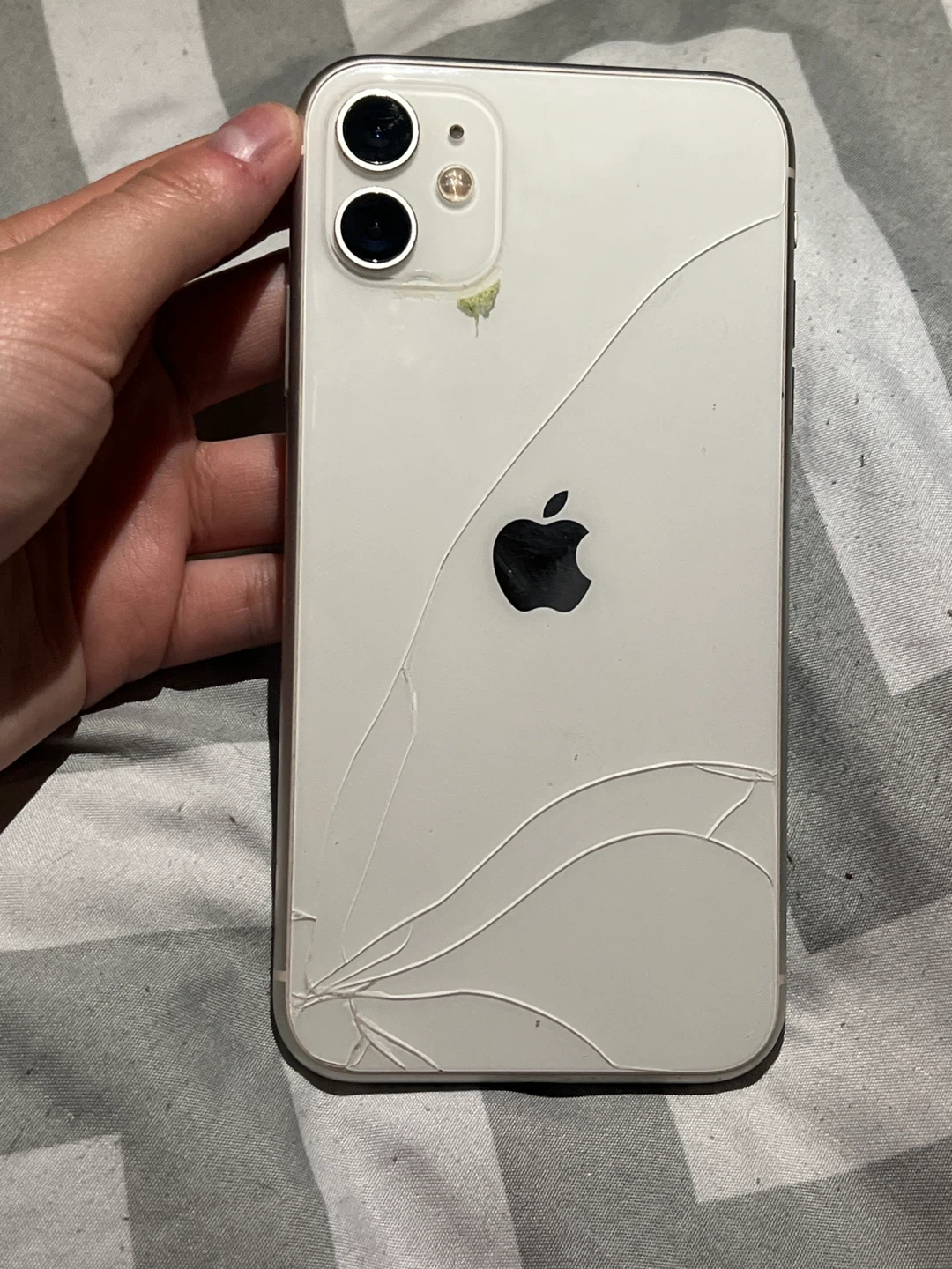 iPhone 11 with cracks. NO LOW BALLS OR IS THIS AVAILABLE - photo 3