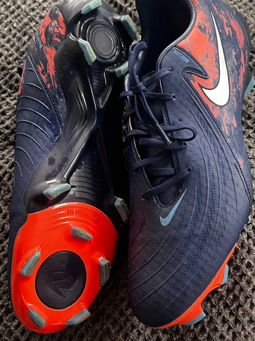 Nike Phantom Soccer Cleats Size 8.5 - photo 2